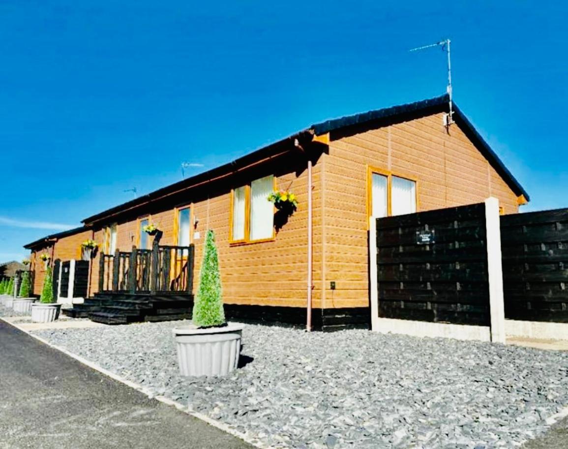 Tulip Cabin With Hot Tub Йорк Екстер'єр фото